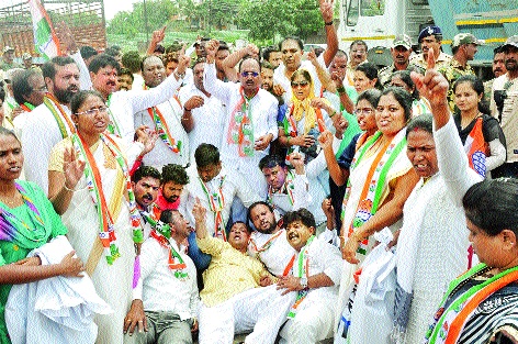 Stop protesting, sloganeering and the way in Aurangabad | औरंगाबादेत निदर्शने, घोषणाबाजी आणि रास्ता रोको Stop protesting, sloganeering and the way in Aurangabad | औरंगाबादेत निदर्शने, घोषणाबाजी आणि रास्ता रोको