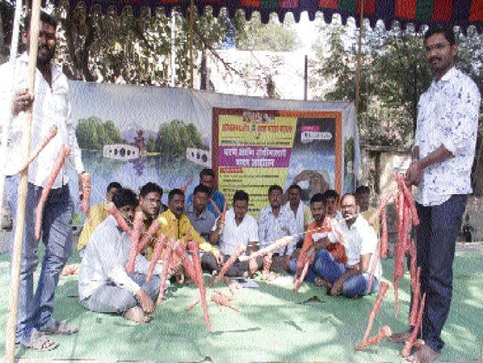 Declaration of carrot for the drought-relief measures | दुष्काळी उपाययोजनेसाठी गाजर दाखवत घोषणाबाजी Declaration of carrot for the drought-relief measures | दुष्काळी उपाययोजनेसाठी गाजर दाखवत घोषणाबाजी