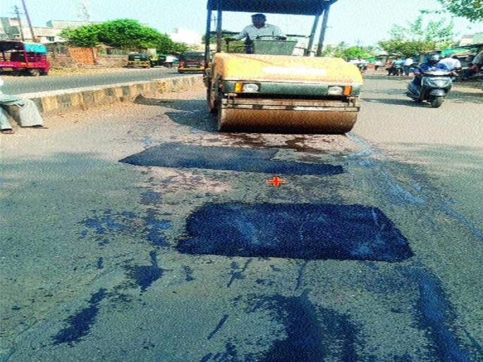 The pits in the panchavati started to quench | पंचवटीतील खड्डे बुजविण्यास सुरुवात The pits in the panchavati started to quench | पंचवटीतील खड्डे बुजविण्यास सुरुवात