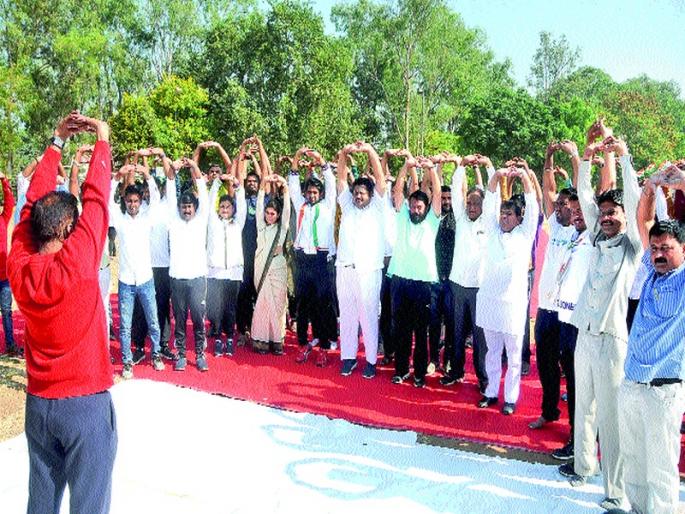  Congress 'protest against corruption' | सरकारच्या विरोधात कॉँग्रेसचे ‘निषेधासन’