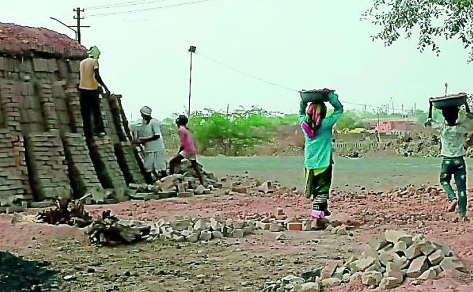 Pati ‘Cory’, who is responsible for the ruined life? | पाटी ‘कोरी’, उद्ध्वस्त आयुष्याला जबाबदार कोण ? Pati ‘Cory’, who is responsible for the ruined life? | पाटी ‘कोरी’, उद्ध्वस्त आयुष्याला जबाबदार कोण ?