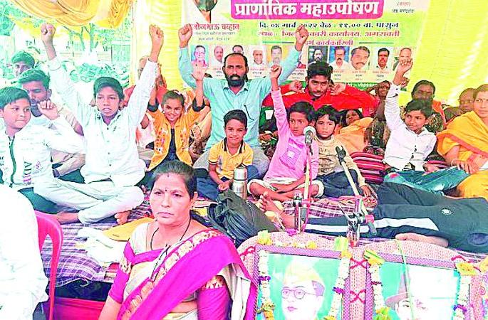 Chimukle agitation after leaving school, stay awake even at night | शाळा सोडून चिमुकले आंदोलनात, रात्रीही जागर Chimukle agitation after leaving school, stay awake even at night | शाळा सोडून चिमुकले आंदोलनात, रात्रीही जागर