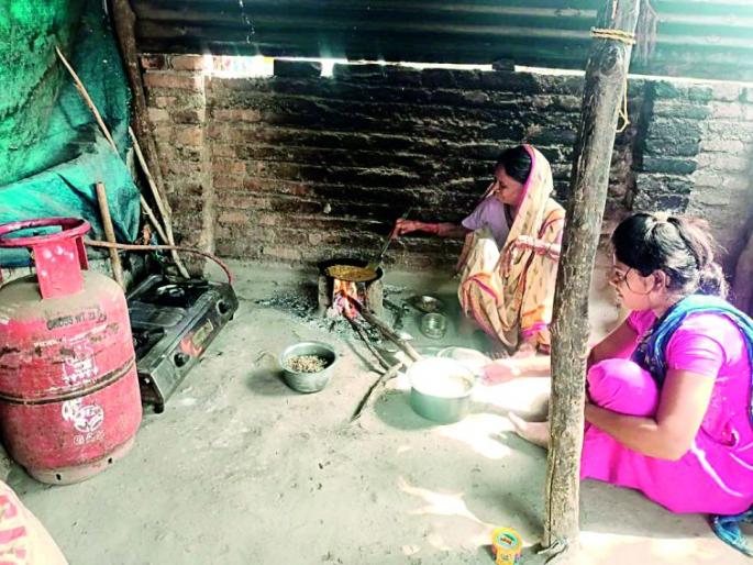 Inflation erupts; Re-lit stoves in rural areas | महागाईचा भडका; ग्रामीणमध्ये पुन्हा पेटल्या चुली Inflation erupts; Re-lit stoves in rural areas | महागाईचा भडका; ग्रामीणमध्ये पुन्हा पेटल्या चुली