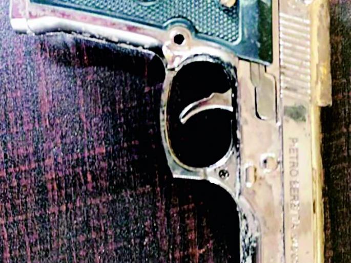 The two robbed at gunpoint | नकली बंदुकीच्या धाकावर दोघांनी केली लुटमार The two robbed at gunpoint | नकली बंदुकीच्या धाकावर दोघांनी केली लुटमार