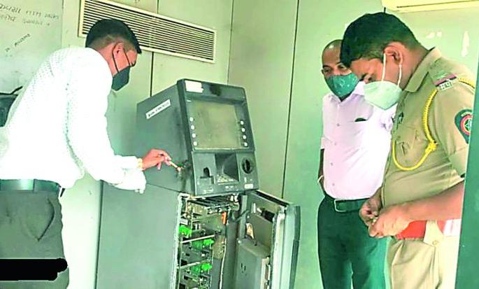 Rs 21 lakh stolen from two ATMs | दोन एटीएम फोडून पळविले 21 लाख रूपये Rs 21 lakh stolen from two ATMs | दोन एटीएम फोडून पळविले 21 लाख रूपये