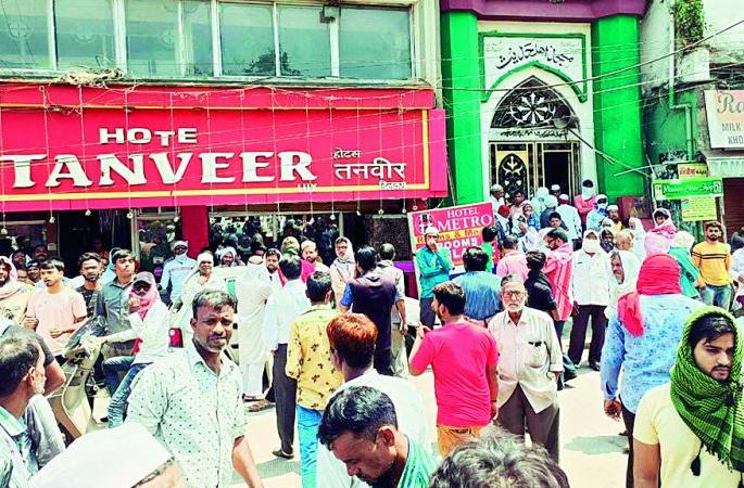 Nagpur Citizens strongly oppose M.L. canteen removal; Action stopped | नागपुरातील एम.एल. कॅन्टीन हटवण्याच्या कारवाईला नागरिकांनी केला प्रचंड विरोध; कारवाई थांबवली Nagpur Citizens strongly oppose M.L. canteen removal; Action stopped | नागपुरातील एम.एल. कॅन्टीन हटवण्याच्या कारवाईला नागरिकांनी केला प्रचंड विरोध; कारवाई थांबवली
