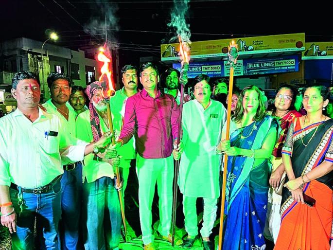 As soon as the election symbols were received, Shiv Sainiks lit torches in the vice capital | निवडणूक चिन्ह मिळताच उपराजधानीत शिवसैनिकांनी पेटविल्या मशाली As soon as the election symbols were received, Shiv Sainiks lit torches in the vice capital | निवडणूक चिन्ह मिळताच उपराजधानीत शिवसैनिकांनी पेटविल्या मशाली