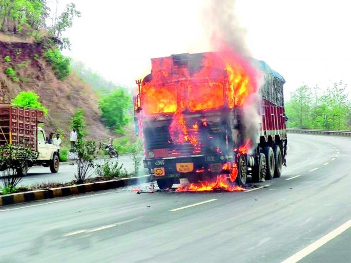 A truck exploded in Satyagrahi Ghat in Talegaon | तळेगावातील सत्याग्रही घाटात धावत्या ट्रकचा उडाला भडका