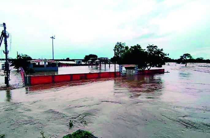 Heavy rain for the second time in a week; Previously 14, now hit 19 revenue boards | आठवड्यात दुसऱ्यांदा अतिवृष्टी; पूर्वी 14, आता 19 महसूल मंडळांना फटका Heavy rain for the second time in a week; Previously 14, now hit 19 revenue boards | आठवड्यात दुसऱ्यांदा अतिवृष्टी; पूर्वी 14, आता 19 महसूल मंडळांना फटका