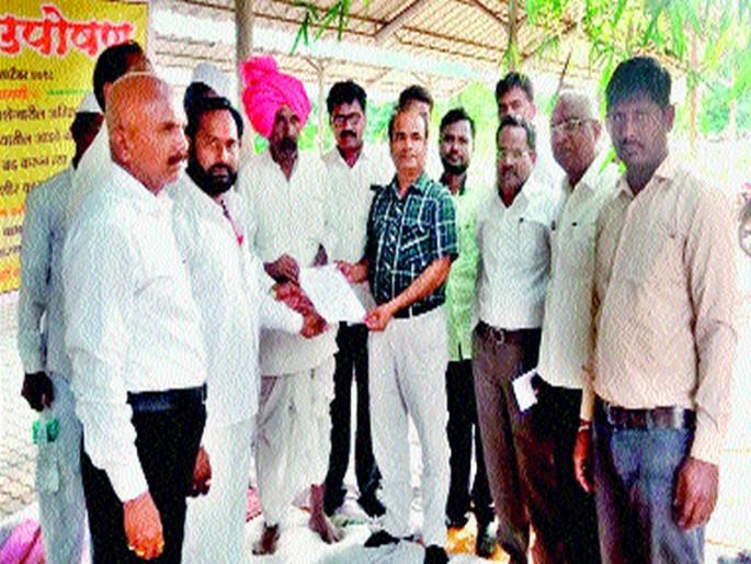 After the written assurance, the hunger strike of the villagers | लेखी आश्वासनानंतर ग्रामस्थांचे उपोषण मागे After the written assurance, the hunger strike of the villagers | लेखी आश्वासनानंतर ग्रामस्थांचे उपोषण मागे