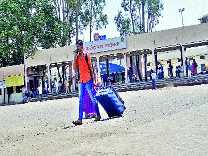 Composite response to Nashik; Bus service jam | नाशिकमध्ये बंदला संमिश्र प्रतिसाद; बससेवा ठप्प Composite response to Nashik; Bus service jam | नाशिकमध्ये बंदला संमिश्र प्रतिसाद; बससेवा ठप्प