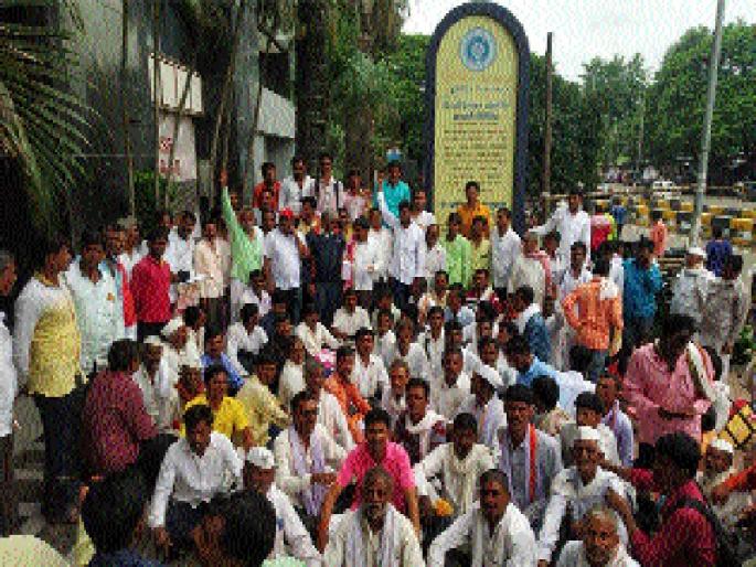 Insurance farmers promise 'agitation for farmers' struggle in Pune | ‘शेतकरी संघर्ष’चे पुण्यात आंदोलन, विमा कंपनीचे आश्वासन Insurance farmers promise 'agitation for farmers' struggle in Pune | ‘शेतकरी संघर्ष’चे पुण्यात आंदोलन, विमा कंपनीचे आश्वासन