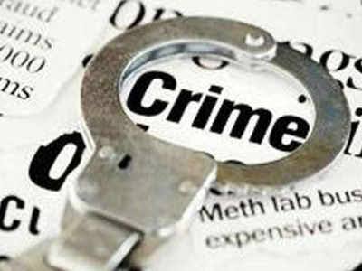 Crime News : Expensive to beaten a hospital employee; Shiv Sena division leader and two others arrested | Crime News : पुण्यात दवाखान्यातील कर्मचाऱ्याला धक्काबुक्की करणं पडलं महागात; शिवसेना विभागप्रमुखासह दोघांना अटक Crime News : Expensive to beaten a hospital employee; Shiv Sena division leader and two others arrested | Crime News : पुण्यात दवाखान्यातील कर्मचाऱ्याला धक्काबुक्की करणं पडलं महागात; शिवसेना विभागप्रमुखासह दोघांना अटक