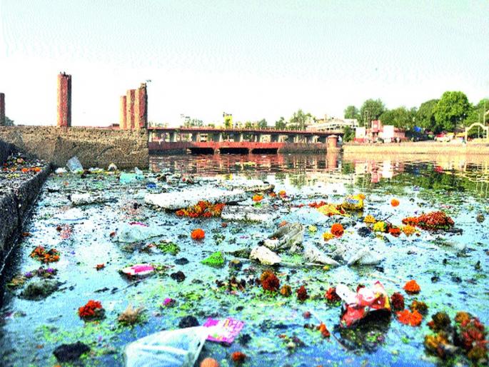 The festooned goddess is unclean; Apathy of municipal administration | सणासुदीत गोदामाई अस्वच्छ ; महापालिका प्रशासनाची उदासीनता The festooned goddess is unclean; Apathy of municipal administration | सणासुदीत गोदामाई अस्वच्छ ; महापालिका प्रशासनाची उदासीनता