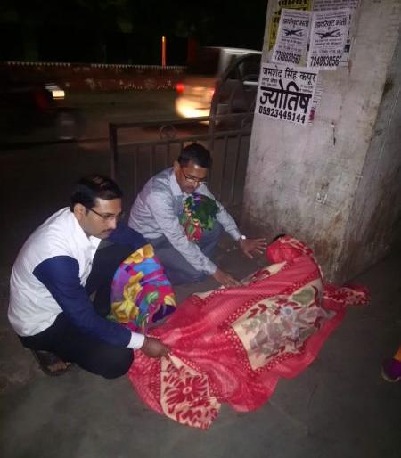 Youth distributes Blankets at midnight in Nagpur | ब्लँकेट दूत -उपराजधानीत रात्रभर जागून फेडताहेत समाजऋण