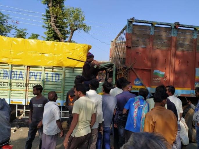 Two trucks hit in Gondia district | गोंदिया जिल्ह्यात दोन ट्रक्सची धडक; जिवीतहानी नाही Two trucks hit in Gondia district | गोंदिया जिल्ह्यात दोन ट्रक्सची धडक; जिवीतहानी नाही