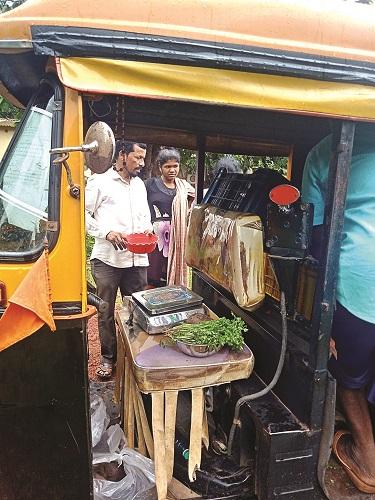 corona virus: Vegetables recovered from closed income wheel! | corona virus : बंद पडलेली उत्पन्नाची चाके भाजीने सावरली! corona virus: Vegetables recovered from closed income wheel! | corona virus : बंद पडलेली उत्पन्नाची चाके भाजीने सावरली!