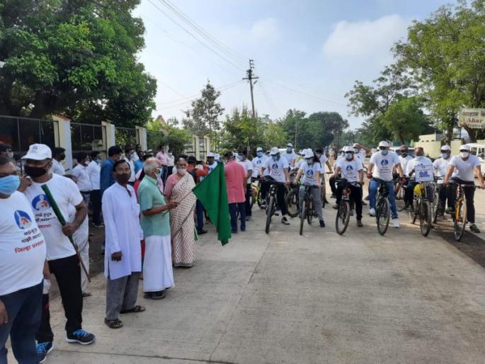 On the occasion of the 151st birth anniversary of Mahatma Gandhi, a bicycle ride was started | महात्मा गांधीजींच्या १५१ व्या जयंतीनिमित्त सायकलयात्रा रवाना On the occasion of the 151st birth anniversary of Mahatma Gandhi, a bicycle ride was started | महात्मा गांधीजींच्या १५१ व्या जयंतीनिमित्त सायकलयात्रा रवाना