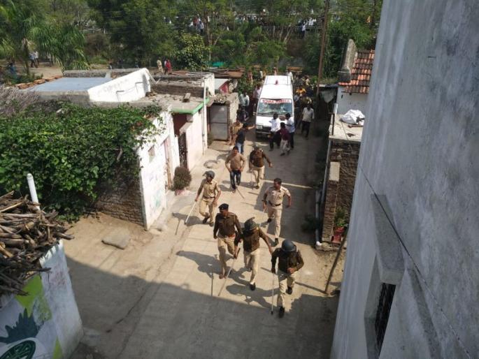 Hinganghat burning case; Citizens stabbed a policeman and threw stones at the police | हिंगणघाट जळित प्रकरण; रुग्णवाहिका अडवून नागरिकांनी पोलिसांवर केली दगडफेक Hinganghat burning case; Citizens stabbed a policeman and threw stones at the police | हिंगणघाट जळित प्रकरण; रुग्णवाहिका अडवून नागरिकांनी पोलिसांवर केली दगडफेक