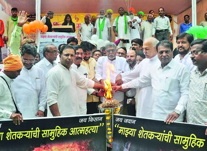 Farmers should take the torch of revolution in their hands | शेतकऱ्यांनीच क्रांतीची मशाल हातात घ्यावी Farmers should take the torch of revolution in their hands | शेतकऱ्यांनीच क्रांतीची मशाल हातात घ्यावी