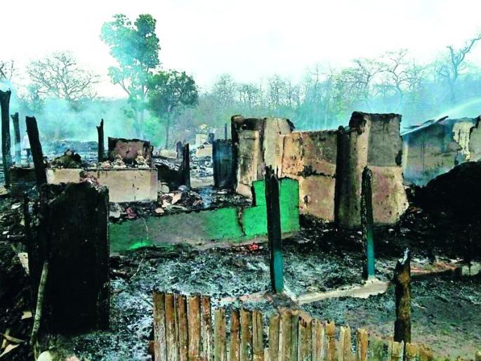 37 houses burnt down in a fire in Amravati district | चिखलदऱ्यात लागलेल्या आगीत ३७ घरे बेचिराख 37 houses burnt down in a fire in Amravati district | चिखलदऱ्यात लागलेल्या आगीत ३७ घरे बेचिराख