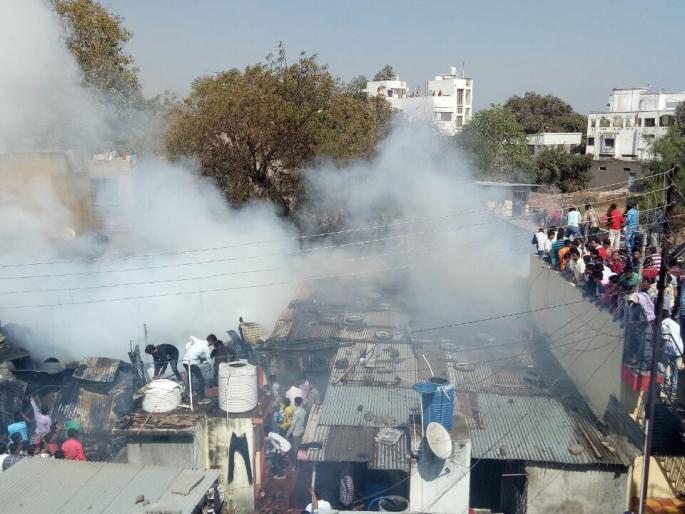 10 houses burnt and cylinders burnt | जळगाव येथे सिलिंडरचा स्फोट होऊन 10 घरे जळून खाक 10 houses burnt and cylinders burnt | जळगाव येथे सिलिंडरचा स्फोट होऊन 10 घरे जळून खाक