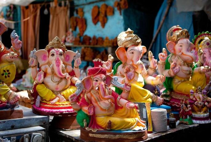 Ganesh idol sellers in confusion; Receipt of penalty instead of permission | गणेशमूर्ती विक्रेते संभ्रमात; परवानगीऐवजी मिळतेय दंडाची पावती Ganesh idol sellers in confusion; Receipt of penalty instead of permission | गणेशमूर्ती विक्रेते संभ्रमात; परवानगीऐवजी मिळतेय दंडाची पावती