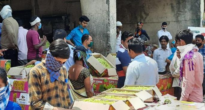 Who will control the crowd in the Kalmana fruit market in Nagpur? | नागपुरातल्या कळमना फळ बाजारातील गर्दीवर कोण नियंत्रण आणणार?