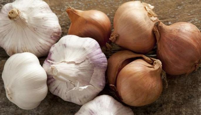 Onion is falling in the sub-capital, but garlic is out of reach | उपराजधानीत कांद्यात घसरण, लसूण मात्र आवाक्याबाहेर Onion is falling in the sub-capital, but garlic is out of reach | उपराजधानीत कांद्यात घसरण, लसूण मात्र आवाक्याबाहेर