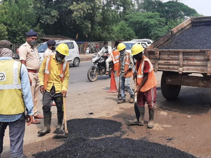 Pit filling campaign to prevent accidents | अपघात रोखण्यासाठी खड्डे बुजविण्याची मोहीम Pit filling campaign to prevent accidents | अपघात रोखण्यासाठी खड्डे बुजविण्याची मोहीम