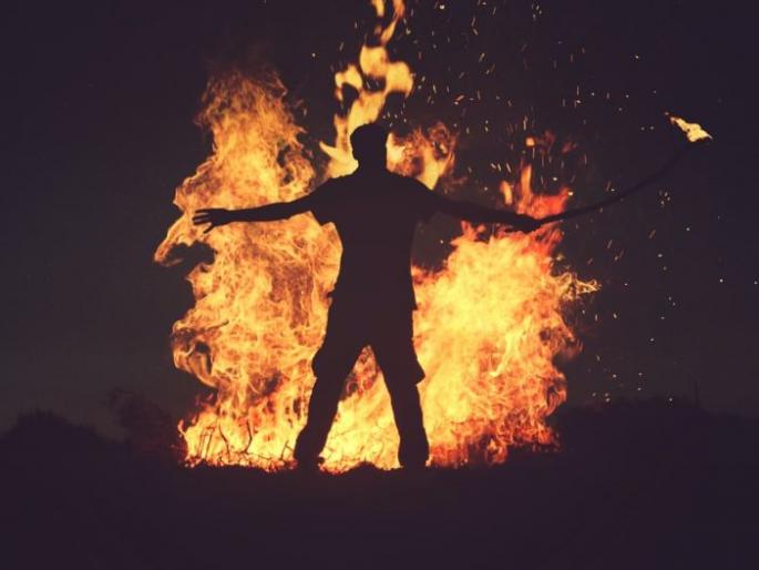 He set himself on fire because of the high electricity bill | जास्त वीज बिल आले म्हणून त्याने स्वत:लाच पेटवून घेतले He set himself on fire because of the high electricity bill | जास्त वीज बिल आले म्हणून त्याने स्वत:लाच पेटवून घेतले