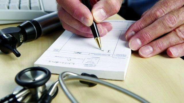 Nagpur Medical College removed the prescription rights from Residential doctors | नागपूर वैद्यकीय महाविद्यालयातील निवासी डॉक्टरांचे प्रिस्क्रिप्शनचे अधिकार काढले