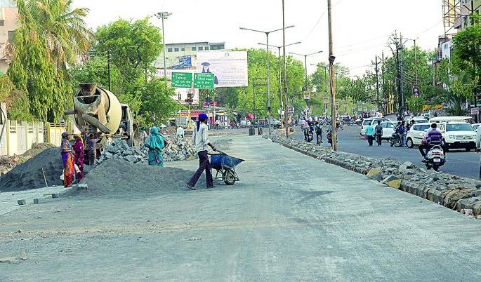 2.60 crore spent even though the cement road in the Nagpur is not completed | २.६० कोटी खर्चूनही उपराजधानीतील सिमेंट रोड अर्धवटच 2.60 crore spent even though the cement road in the Nagpur is not completed | २.६० कोटी खर्चूनही उपराजधानीतील सिमेंट रोड अर्धवटच