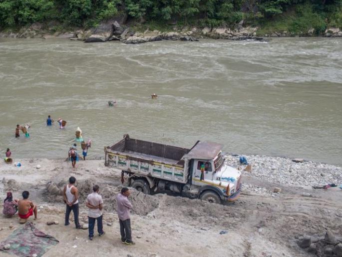 Offshore sand dunes on the deficit of 20 districts of the state | राज्यातल्या २० जिल्ह्यातील घाटावरील रेती उपसा बंद