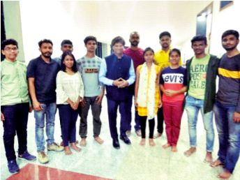 That sentence in the play came true! The lion's share of the shock to Trump | नाटकातील ते वाक्य खरे ठरले! ट्रम्पना धडकी भरविण्यात सिंहाचा वाटा That sentence in the play came true! The lion's share of the shock to Trump | नाटकातील ते वाक्य खरे ठरले! ट्रम्पना धडकी भरविण्यात सिंहाचा वाटा