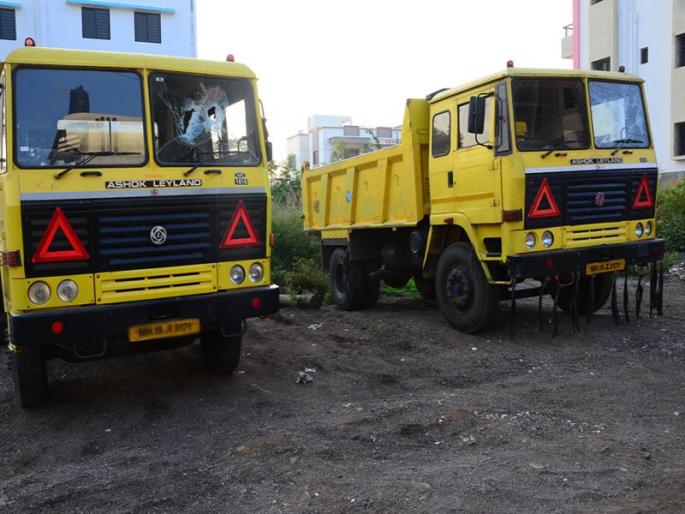 10 to 15 people have been killed by a gang of dumpers in Jalgaon Risoniyanagar | जळगावात रायसोनीनगरात 10 ते 15 जणांच्या टोळक्याने डंपरच्या काचा फोडल्या