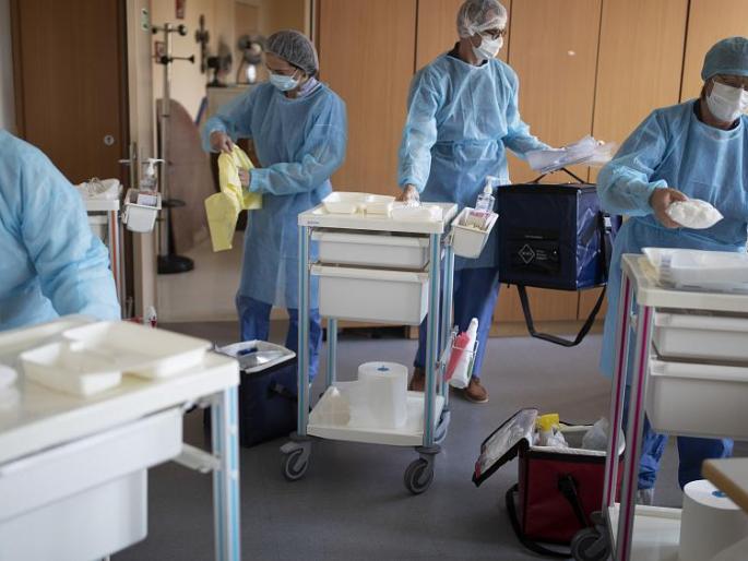 The second wave of corona in Europe, an estimated 1 million patients a day in France | युरोपमध्ये कोरोनाची दुसरी लाट, फ्रान्समध्ये 24 तासांत 1 लाख रुग्ण The second wave of corona in Europe, an estimated 1 million patients a day in France | युरोपमध्ये कोरोनाची दुसरी लाट, फ्रान्समध्ये 24 तासांत 1 लाख रुग्ण