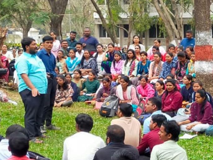 Question Paper Without seal of PhD Fellowship Eligibility Exam, Kolhapur Students Raise Slogans Against Administration | पी.एचडी फेलोशिप पात्रता परीक्षेतील प्रश्नपत्रिका सीलविना, कोल्हापुरात विद्यार्थ्यांची प्रशासनाविरोधात घोषणाबाजी Question Paper Without seal of PhD Fellowship Eligibility Exam, Kolhapur Students Raise Slogans Against Administration | पी.एचडी फेलोशिप पात्रता परीक्षेतील प्रश्नपत्रिका सीलविना, कोल्हापुरात विद्यार्थ्यांची प्रशासनाविरोधात घोषणाबाजी