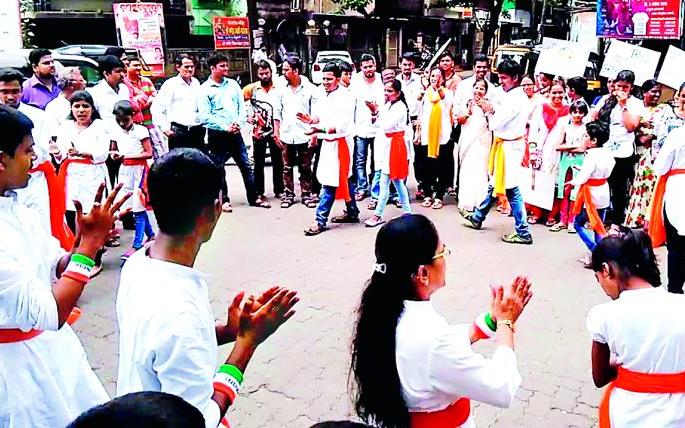 street play movement starts in Nagpur spread in rest of Maharashtra | नागपुरात रुजली, राज्यात विस्तारली पथनाट्य चळवळ