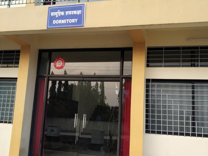 Most travelers do not know about the restroom at the train station | बहुतांश प्रवाशांना रेल्वेस्थानकावरील विश्रांतिगृहाची माहितीच नाही Most travelers do not know about the restroom at the train station | बहुतांश प्रवाशांना रेल्वेस्थानकावरील विश्रांतिगृहाची माहितीच नाही