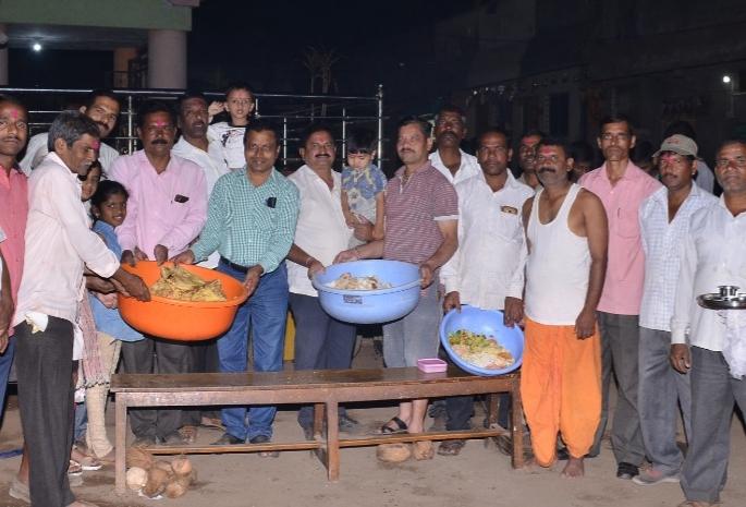 Holi in the stomach of the poor | गरिबांच्या पोटातील होळीला पोळीचा नैवेद्य, वाकरेत सलग २१ वर्षे अभिनव उपक्रम Holi in the stomach of the poor | गरिबांच्या पोटातील होळीला पोळीचा नैवेद्य, वाकरेत सलग २१ वर्षे अभिनव उपक्रम