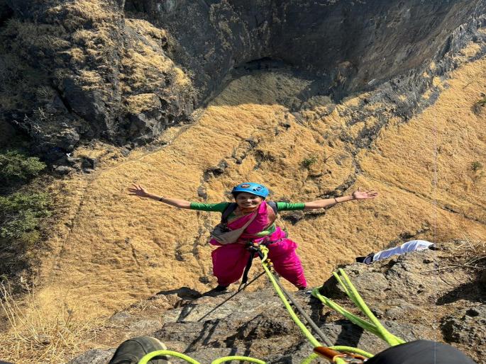Nupur Akshay Mathkar from Kolhapur wearing a Nauvari saree rappelled about 1800 feet deep on the Konkan ridge at Harishchandragad | कोल्हापूरच्या लेकीचा विषयच हार्ड! नऊवारी साडी परिधान करून केली १८०० फूट रॅपलिंग Nupur Akshay Mathkar from Kolhapur wearing a Nauvari saree rappelled about 1800 feet deep on the Konkan ridge at Harishchandragad | कोल्हापूरच्या लेकीचा विषयच हार्ड! नऊवारी साडी परिधान करून केली १८०० फूट रॅपलिंग