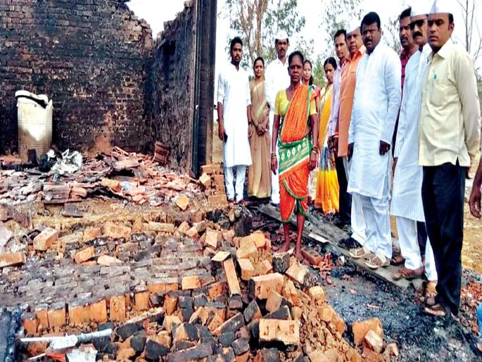 Assessed by the legislators of the blueprint houses | खाक झालेल्या घरांची आमदारांनी केली पाहणी Assessed by the legislators of the blueprint houses | खाक झालेल्या घरांची आमदारांनी केली पाहणी