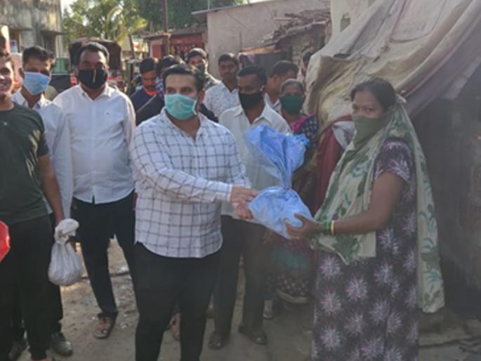 corona in kolhapur - Distribution of essential commodities from 'Youthpower' to artists | corona in kolhapur-कलाकारांना ‘युवाशक्ती’कडून जीवनावश्यक वस्तूंचे वाटप corona in kolhapur - Distribution of essential commodities from 'Youthpower' to artists | corona in kolhapur-कलाकारांना ‘युवाशक्ती’कडून जीवनावश्यक वस्तूंचे वाटप