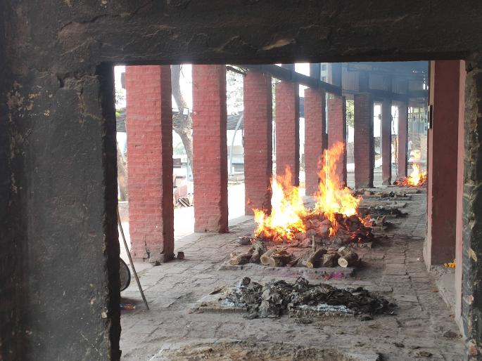 Funeral in Coronation for those who died of corona | कोरोनामुळे मृत्यू पावलेल्यांवर स्मशानशांततेत अंत्यसंस्कार Funeral in Coronation for those who died of corona | कोरोनामुळे मृत्यू पावलेल्यांवर स्मशानशांततेत अंत्यसंस्कार