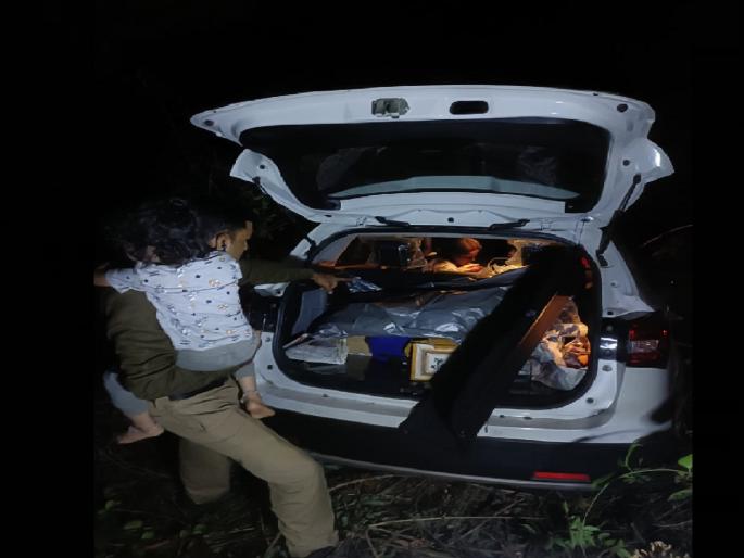 While going to Kolhapur from the village, the car crashed into the Khael valley, Kolhapur couple saved thanks to Devrukh police | मध्यरात्री खोल दरीत कार कोसळली; देवरूख पोलिस देवदूत बनून आले, अन् कोल्हापूरचे दाम्पत्य बचावले While going to Kolhapur from the village, the car crashed into the Khael valley, Kolhapur couple saved thanks to Devrukh police | मध्यरात्री खोल दरीत कार कोसळली; देवरूख पोलिस देवदूत बनून आले, अन् कोल्हापूरचे दाम्पत्य बचावले