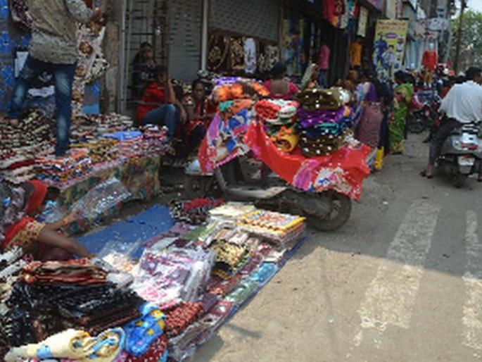  Street encroachment; Impact on traffic | रस्त्यावर अतिक्रमण; वाहतुकीवर परिणाम