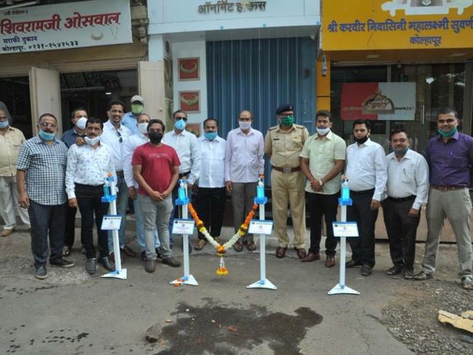 CoronaVirus: Sanitizer by Goldsmiths Association - Convenience to customers | CoronaVirus : सराफ व्यापारी संघातर्फे गुजरीत सॅनिटायझर स्टँड CoronaVirus: Sanitizer by Goldsmiths Association - Convenience to customers | CoronaVirus : सराफ व्यापारी संघातर्फे गुजरीत सॅनिटायझर स्टँड