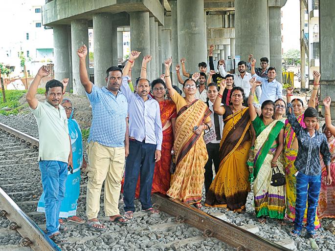 On the women's rolls for underbridge trains | रेल्वे अंडरब्रीजसाठी महिला रुळावर On the women's rolls for underbridge trains | रेल्वे अंडरब्रीजसाठी महिला रुळावर