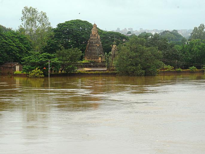 Light showers, but heavy rainfall over the catchment area | पावसाची नुसतीच भुरभुर, मात्र पाणलोट क्षेत्रात जोर Light showers, but heavy rainfall over the catchment area | पावसाची नुसतीच भुरभुर, मात्र पाणलोट क्षेत्रात जोर